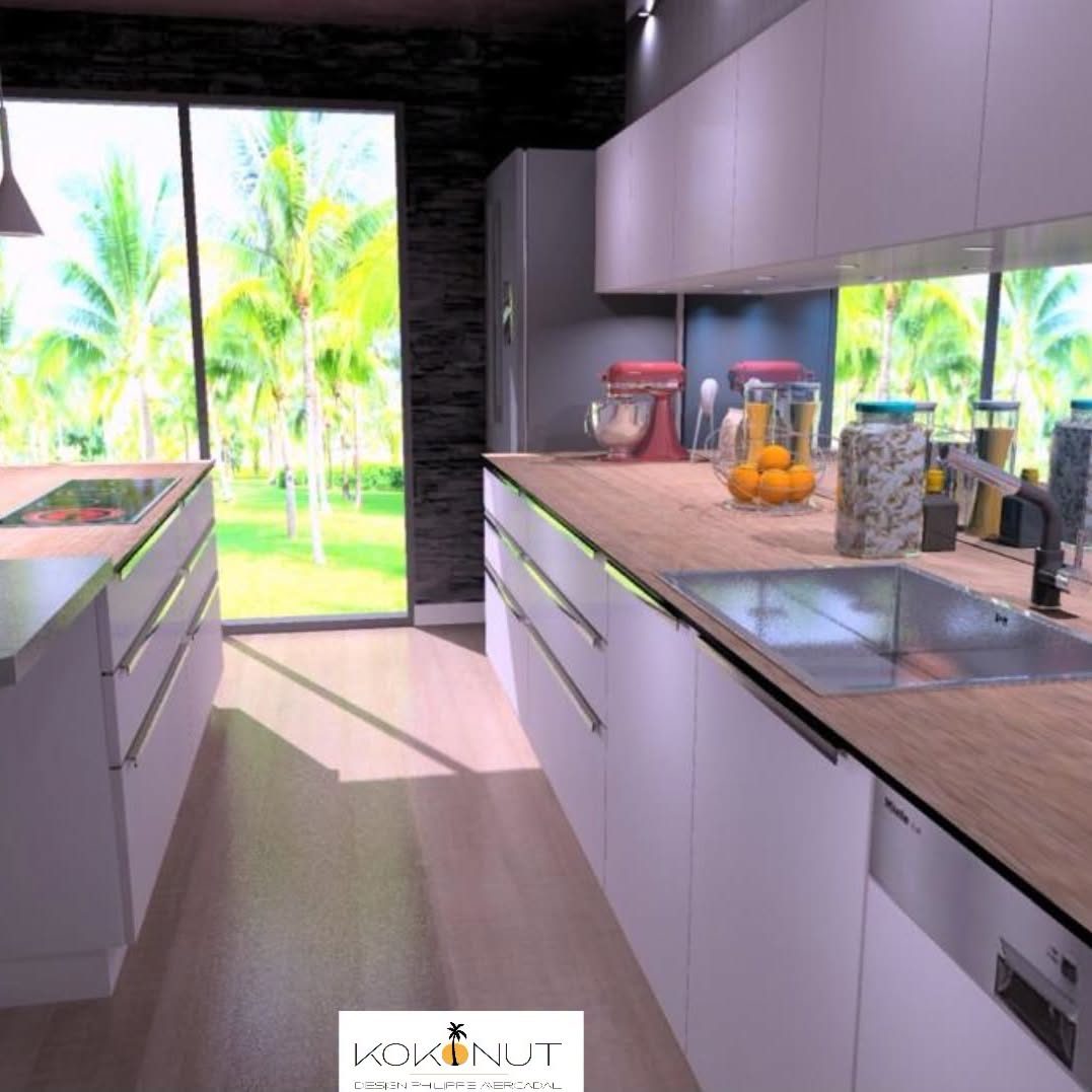 Cuisine blanche avec îlot et plan en bois, baie vitrée ouverte sur les cocotiers, rendu 3D KoKonut Design